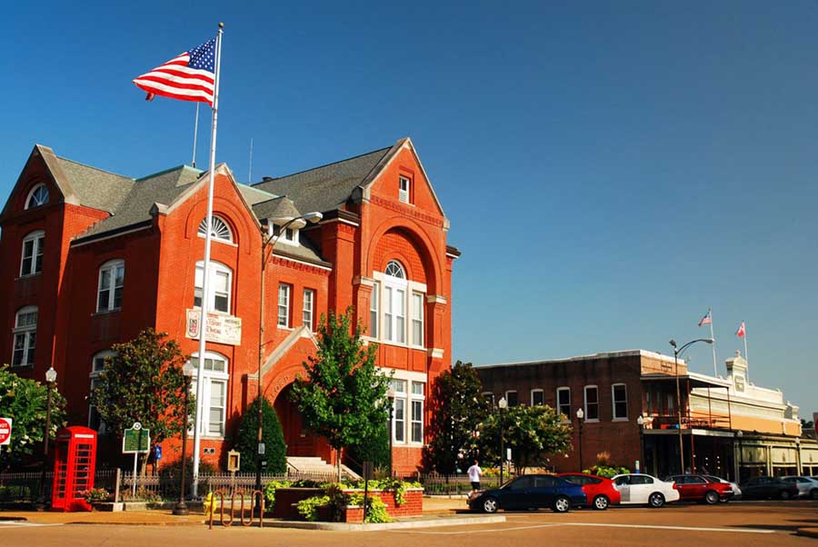 A picture of downtown Oxford, MS